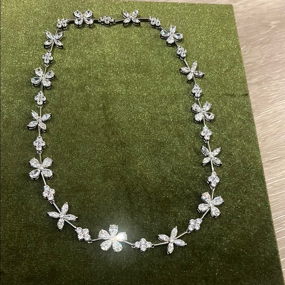 Elegant Silver Floral Necklace
